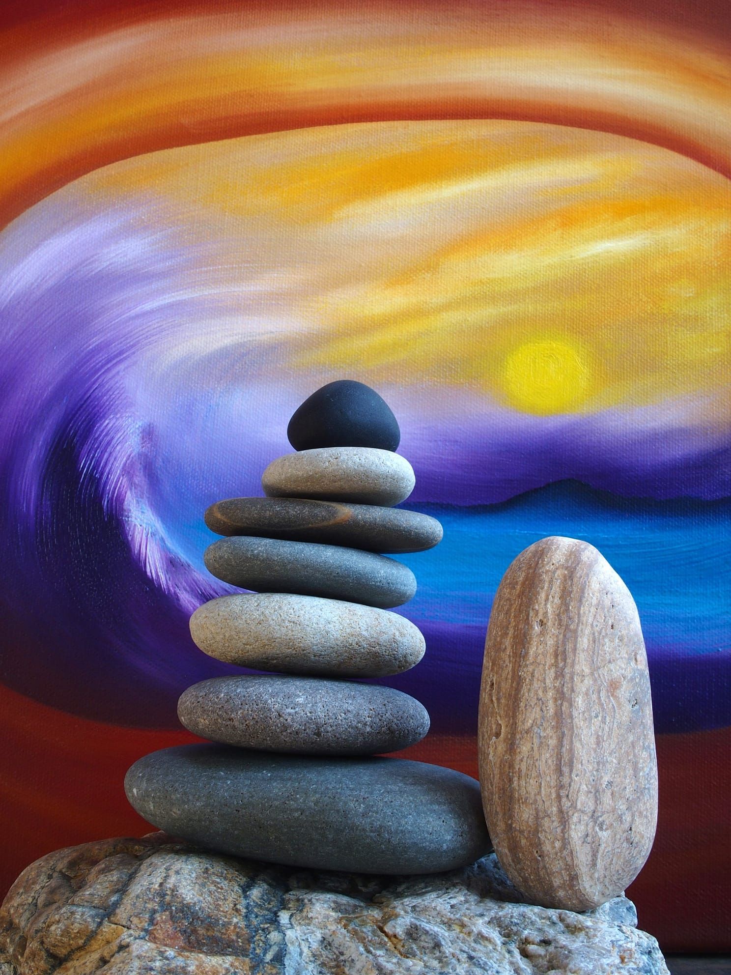 mujer con cuenco entre las manos y flor de la vida